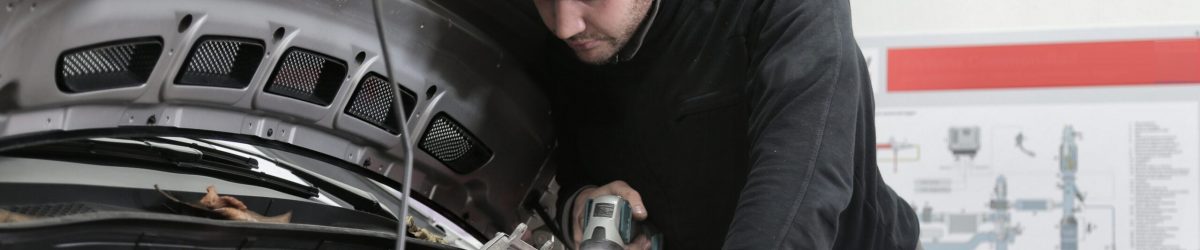 Mécanicien dans un garage automobile